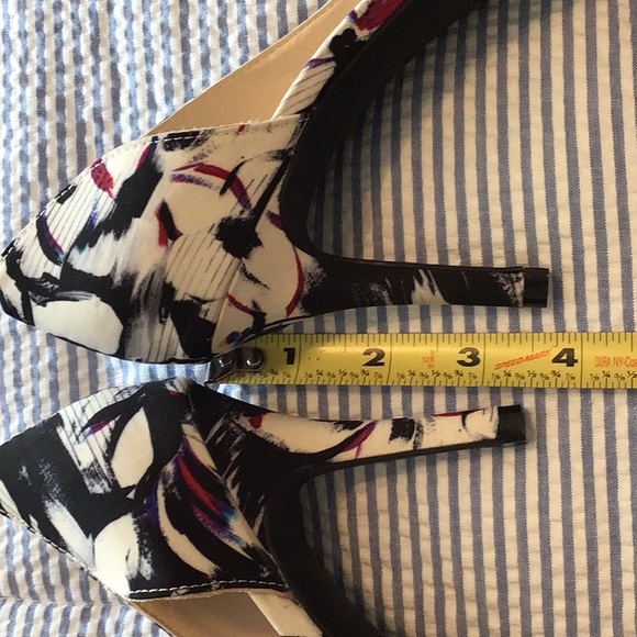 Women’s NWT open toe floral heels - Picture 5 of 6